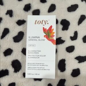 Ilumina Mineral Glow Illuminating Sunscreen SPF 50+ - White